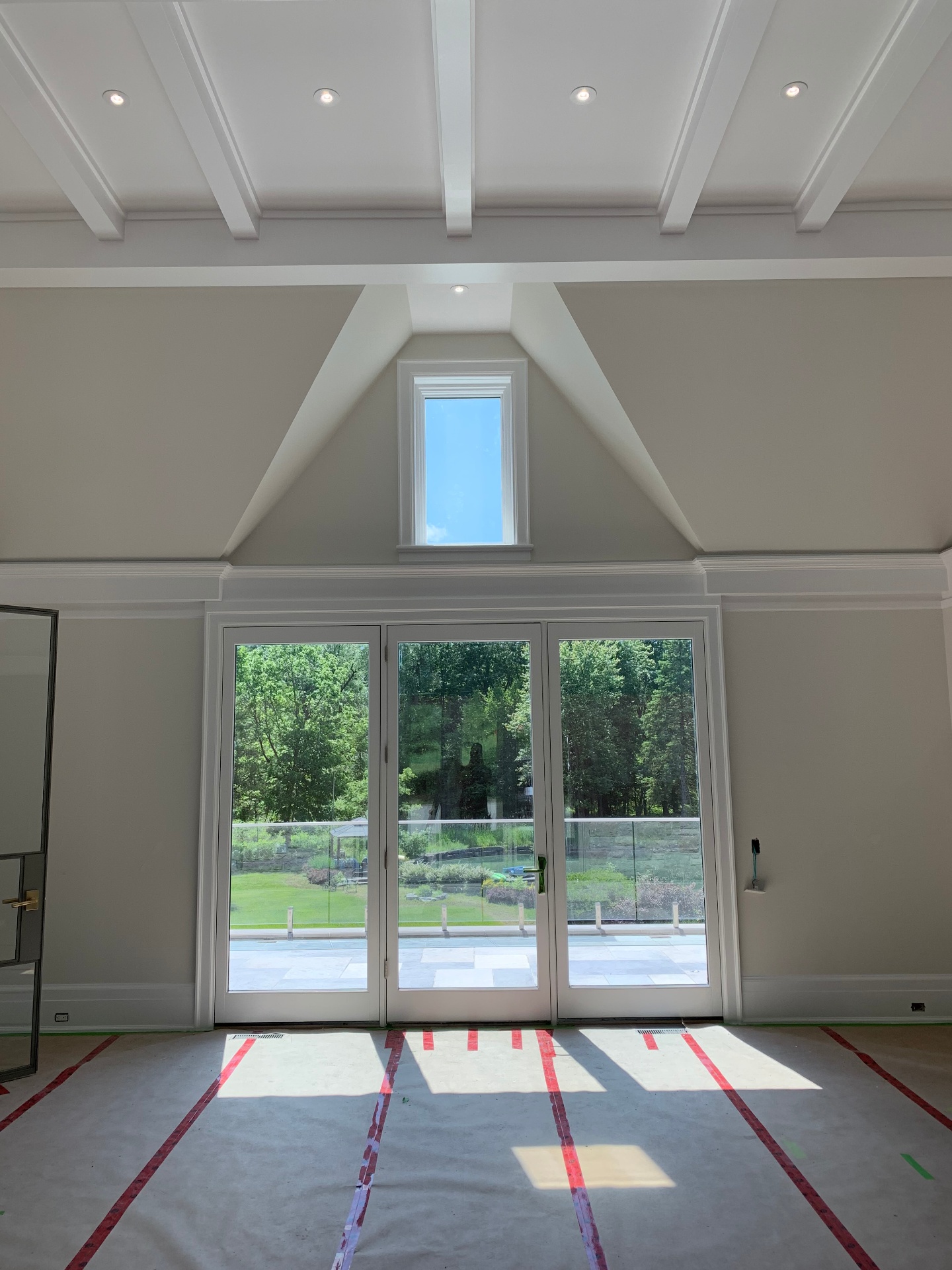 Finished great room with vaulted ceiling and zero visible speakers